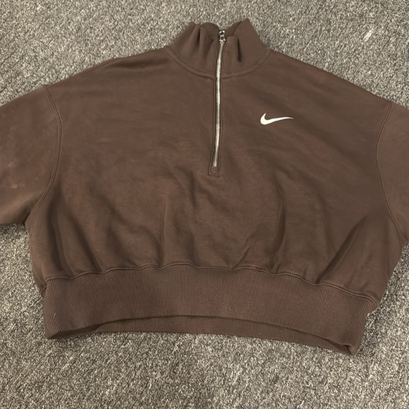 Womens Nike sweatsuit 
Size Med top
Size SM bottom - Picture 3 of 6